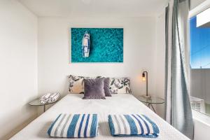 En eller flere senge i et værelse på Grassy Knoll - Panoramic Beach Apartment