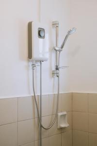 Villa Izabella in Panglao Island في داويس: دش في حمام مع دش +12 صورة