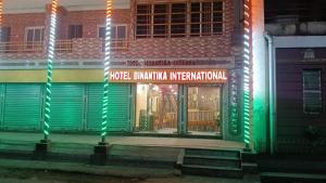 Ein Gebäude mit einem Schild, auf dem „Hotel Mandala International“ steht. in der Unterkunft Hotel Dinantika International in Bolpur