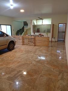 een grote woonkamer met daarin een geparkeerde auto bij Marias Alojamiento in Garupá