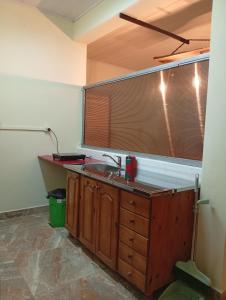 een badkamer met een wastafel en een raam in een kamer bij Marias Alojamiento in Garupá +9 foto's