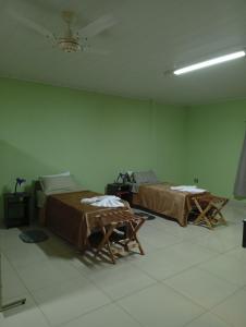 een kamer met twee bedden in een kamer bij Marias Alojamiento in Garupá