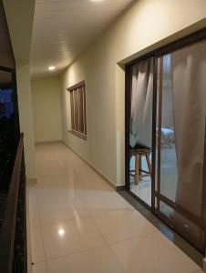 een hal van een huis met een raam en een stoel bij Marias Alojamiento in Garupá