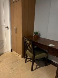 a desk with a chair next to a door at One bedroom at Crosswinds in Ulot
