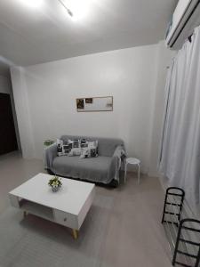un salon avec un canapé et une table dans l'établissement JLG Transient Home Pagsanjan Laguna, à Pagsanjan 22 autres photos