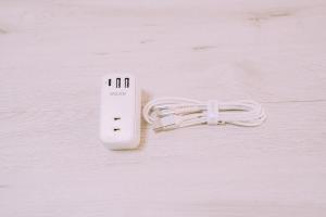 Un tomacorriente blanco sobre una mesa en Fukuoka Hakata Stay 1BR with Balcony, TV and Laundry 206, en Wada 43 fotos más