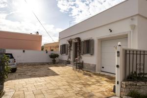 ein Haus mit Garage und Einfahrt in der Unterkunft Dimora Giardinelli in Fasano