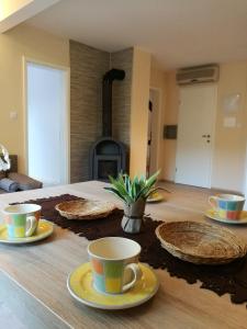 uma mesa com pratos e copos em cima em Apartment Belaj em Celje