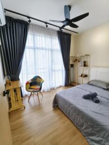 Midas 4pax Offer 20 Rebate for 3day Stay, Free Netflix I Pet Friendly في ماساي: غرفة نوم بها سرير ومروحة سقف