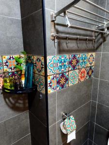 Midas 4pax Offer 20 Rebate for 3day Stay, Free Netflix I Pet Friendly في ماساي: حمام مع بلاط ملون على الحائط