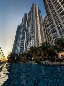 Midas 4pax Offer 20 Rebate for 3day Stay, Free Netflix I Pet Friendly في ماساي: مسبح امام بعض المباني الطويلة