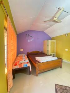 En eller flere senge i et værelse på Gope town homestay