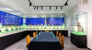 7 Days Premium Zibo Jinjing Avenue the Mixc في تزيبو: غرفة طعام مع طاولة طويلة وكراسي