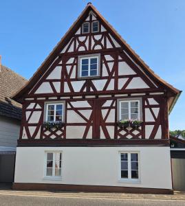 Ferienhaus Rustika في كلينغينغمونستر: منزل نصف خشبي ذو جدران ونوافذ بيضاء