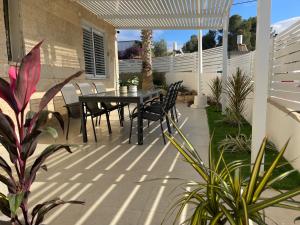 a patio with a table and chairs and a fence at Ramon Palms in Mitzpe Ramon