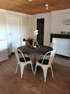 ein Esszimmer mit einem Holztisch und Stühlen in der Unterkunft Maison atypique centre historique in Auch