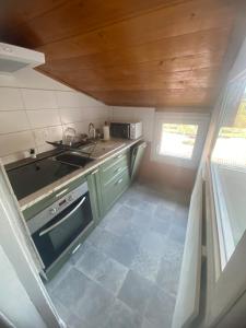 eine kleine Küche mit Spüle und Herd in der Unterkunft Maison atypique centre historique in Auch