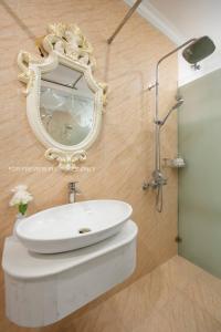 Un baño de Hanoi Silk Classy Hotel & Travel