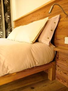 La Tornalla في أَويستا: سرير مع اللوح الأمامي الخشبي مع مصباح عليه