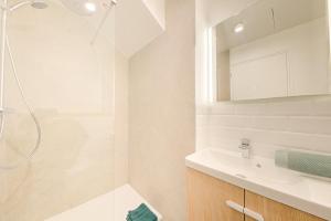 Et badeværelse på Maison 5 pièces 10 min de Paris + 18 billeder