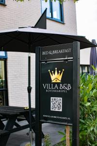 a black sign with a yellow crown on it at Villa B&B Bovenkarspel in Bovenkarspel