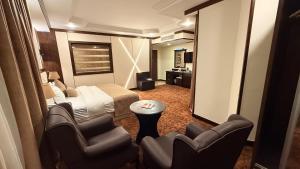 Postel nebo postele na pokoji v ubytování Rojina Hotel + 23 fotografií