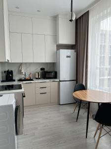 Kuchyň nebo kuchyňský kout v ubytování Однокомнатная квартира посуточно + 4 fotografie