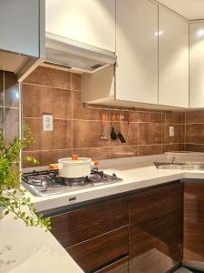 Η κουζίνα ή μικρή κουζίνα στο Hongdae Mangwon 3BR Apartment