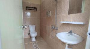 Un baño de Arwana Inn 52 fotos más