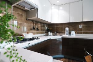 Η κουζίνα ή μικρή κουζίνα στο Hongdae Mangwon 3BR Apartment +98 φωτογραφίες