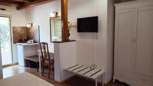 Li Muntigeddi في سان تيودورو: غرفة بسرير وطاولة وكرسي