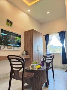 Μια τηλεόραση ή/και κέντρο ψυχαγωγίας στο Hotel Modi Palace, Chanderi MP