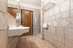 un baño con lavabo y ducha en Yachting Hotel Mistral, en Sirmione 29 fotos más