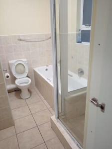 Ένα μπάνιο στο Shelly Beach Guest house