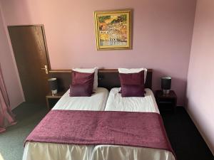 Photo de la galerie de l'établissement Hôtel Des Vosges, à La Celle-sous-Gouzon