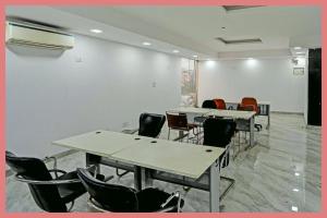 Et opholdsområde på Hotel Suryatirth Residency