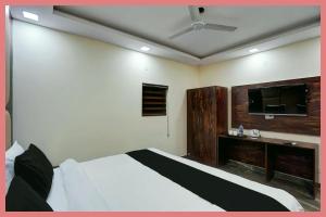 En eller flere senge i et værelse på Hotel Suryatirth Residency