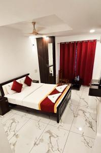 Postel nebo postele na pokoji v ubytování SAADHANA COMFORTS LODGE