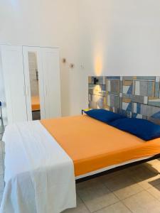 Un pat sau paturi într-o cameră la Mar Azul - Home salento com