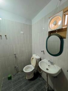 Et badeværelse på Atiti 2BHK Fresh & Spacious - 401 + 23 billeder