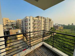 En balkon eller terrasse på Atiti 2BHK Fresh & Spacious - 401