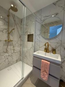 a bathroom with a sink and a shower at Villa B&B Bovenkarspel in Bovenkarspel +21 photos