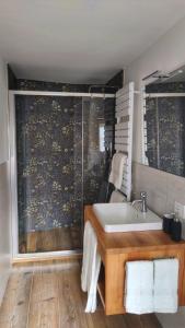 La Tornalla في أَويستا: حمام مع حوض استحمام ودش ومغسلة