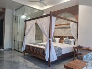 Una cama o camas en una habitación de KING'SWAY Hotel & Resort 27 fotos más