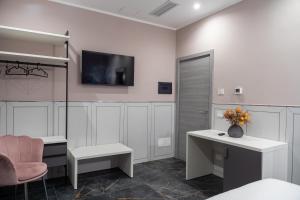 Телевизор и/или развлекательный центр в Kora Rooms