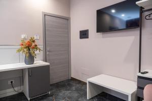 Телевизор и/или развлекательный центр в Kora Rooms