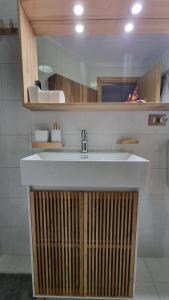 een badkamer met een witte wastafel en een spiegel bij Antica Dimora Dolomiti in Vodo Cadore