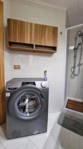 een wasmachine en droger in de badkamer met bij Antica Dimora Dolomiti in Vodo Cadore