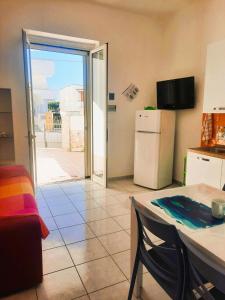 O bucătărie sau chicinetă la Mar Azul - Home salento com