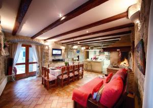 TV a/nebo společenská místnost v ubytování Villa Alma Komiza Island Vis